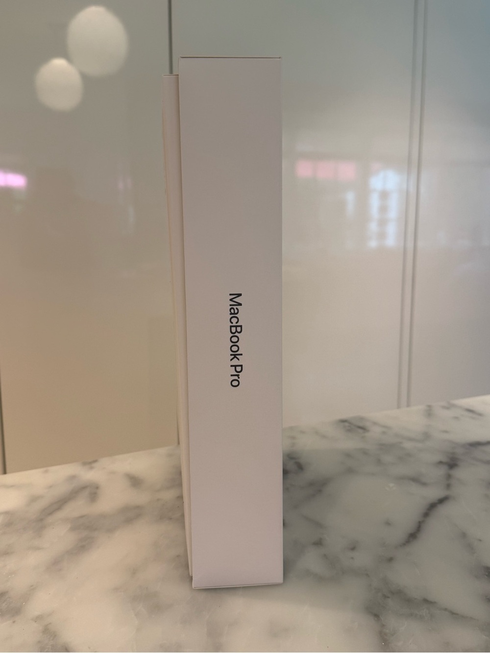 MacBook Pro Box 14 inch - Picture 4 of 5